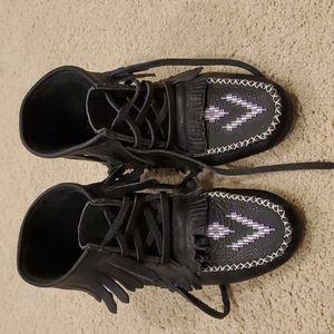 Manitobah Mukluks black leather Tracker half boots moccasins